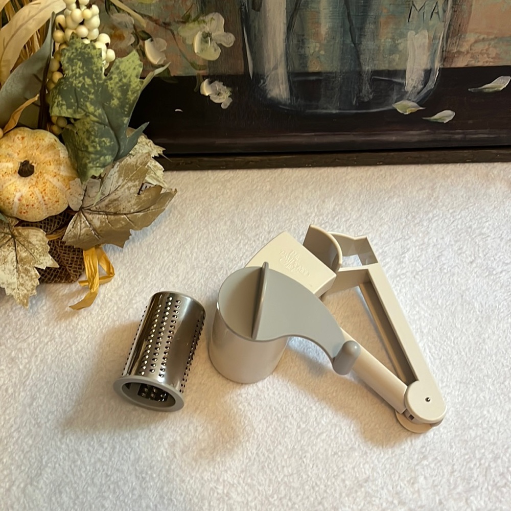 Vintage Pampered Chef Deluxe Cheese Grater